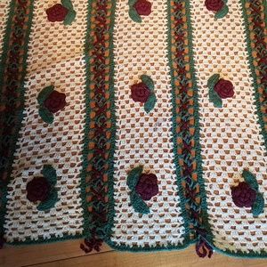 Grannycore crochet flower afghan white green burgundy 60in x72